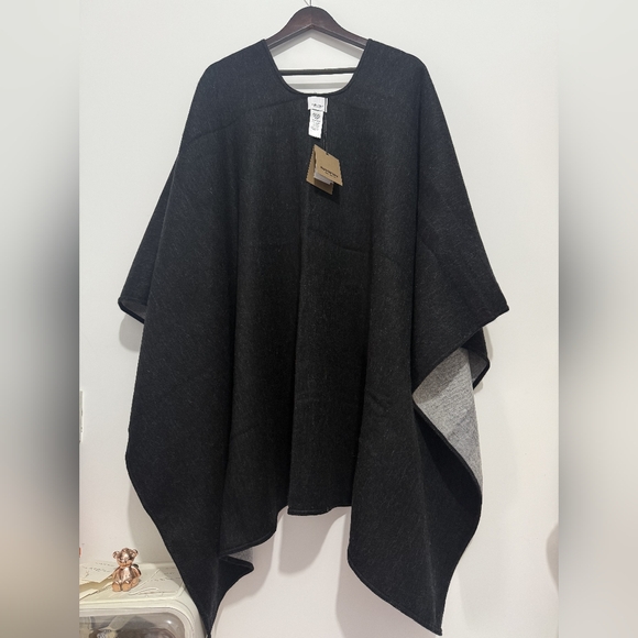 Burberry Reversible Cashmere Cape - Picture 4 of 11